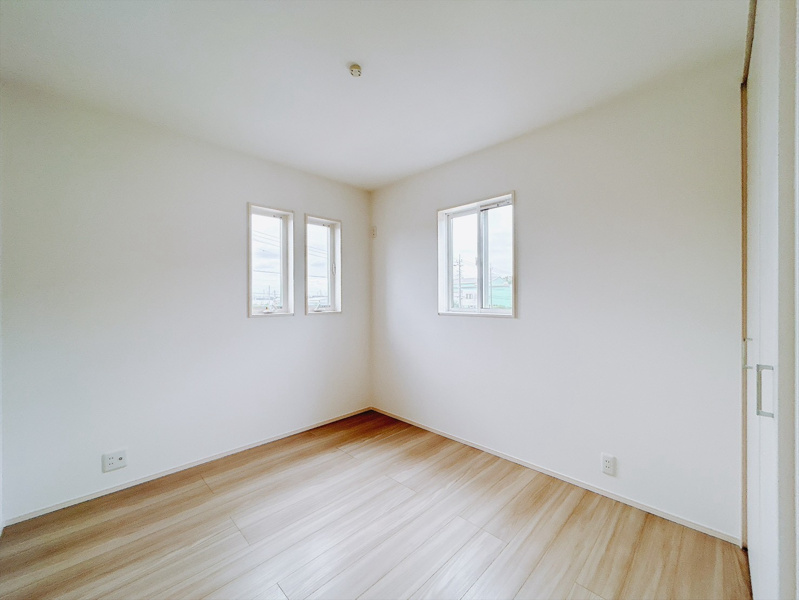 3号棟　◆洋室5.2帖◆　すっきりと暮らせるクローゼットを備えた5.2帖の洋室。独立したプライベート空間として、レイアウトもしやすいお部屋です。子ども部屋や書斎としても快適にお使いいただけます。