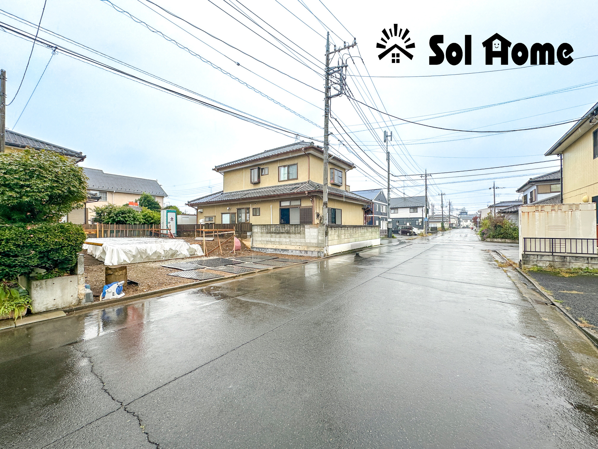 足利市常見町２丁目の新築一戸建の前面道路含む現地写真|閑静な住宅地で子育て家族にピッタリ。毎日のお散歩も快適な緑に恵まれたエリアで、自然に包まれた穏やかな暮らしを実現するための、ゆとりある住環境が整っています。
