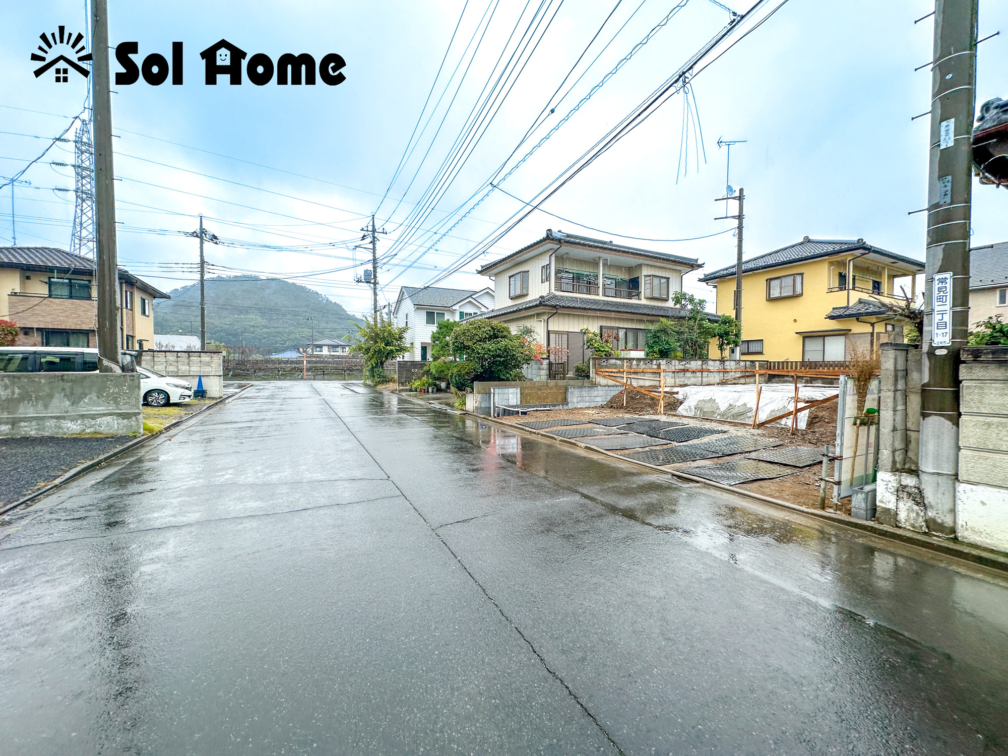 足利市常見町２丁目の新築一戸建の前面道路含む現地写真|低層の一戸建てを中心とした街並みが整然と続き、周辺は高い建物が建っていないので、採光や開放性に恵まれ、空が広く緑の多い閑静な趣を感じる環境です。