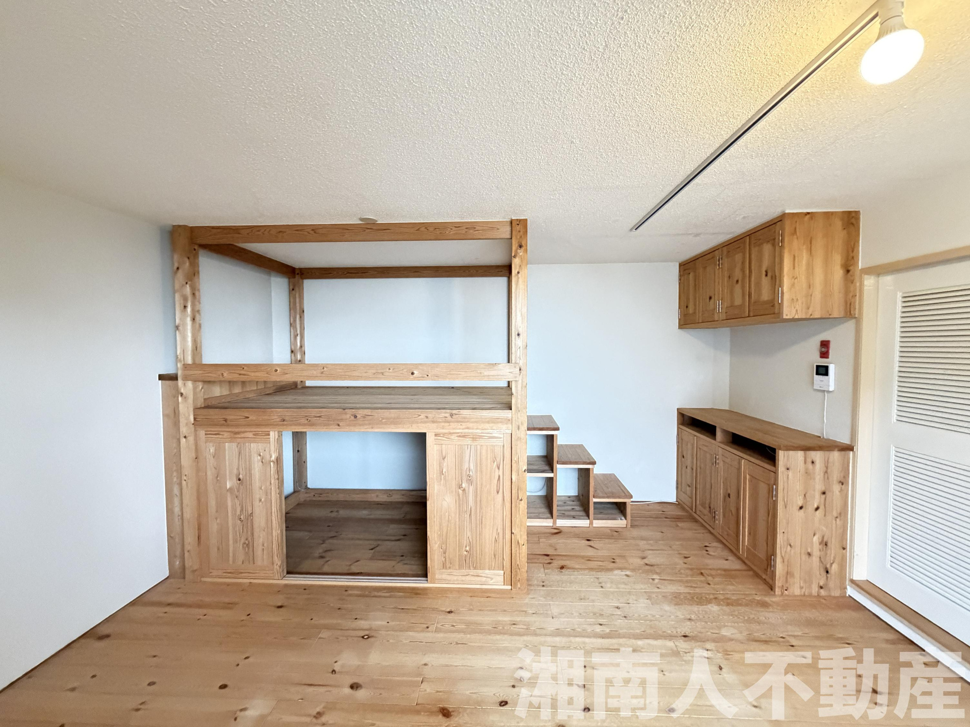 片瀬ロジュマンの洋室|落ち着いた色調の洋室です
