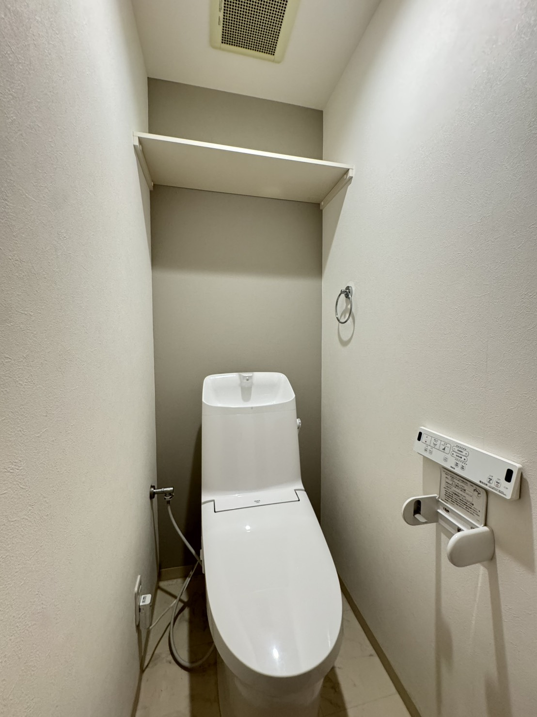 チサンマンション花京院のトイレ|2026年7月撮影：温水洗浄便座付きトイレの上部には便利な棚が設置されています！
