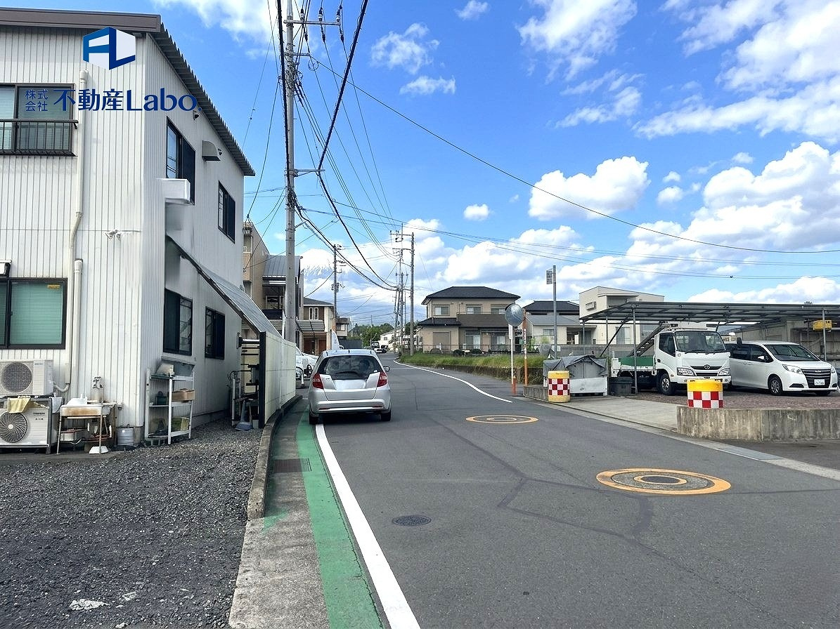 ブルーミングガーデン　富士市天間　全１棟の前面道路含む現地写真|並列４台以上駐車可能なカースペース♪