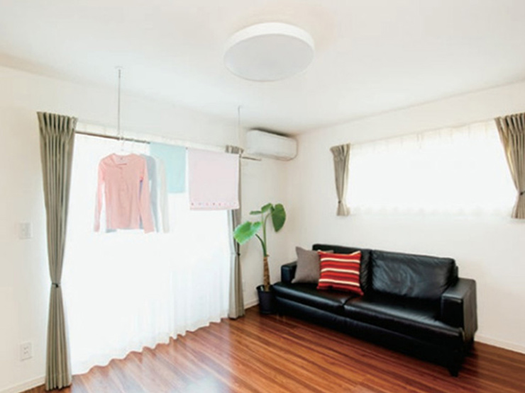 【設備画像：ホスクリーン（川口技研）】室内干しを「もっと便利に」「もっとスマートに」の声から生まれたホスクリーン。使わない時は取り外せるのでじゃまにならず、使う時にはしっかり役に立ちます。
