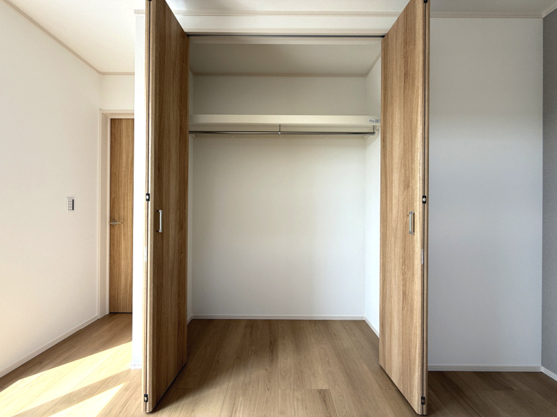 16号棟　主寝室クローゼット　各お部屋には容量たっぷりのクローゼット付き！お洋服やかさばる荷物もすっきり整理できますね！
