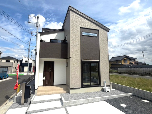 久喜市西（全28区画）16号棟　外観　白とグレーのコントラストが美しいおしゃれな外観です。ビターブラウンがアクセントの飽きのこないデザインで街並みに調和します。