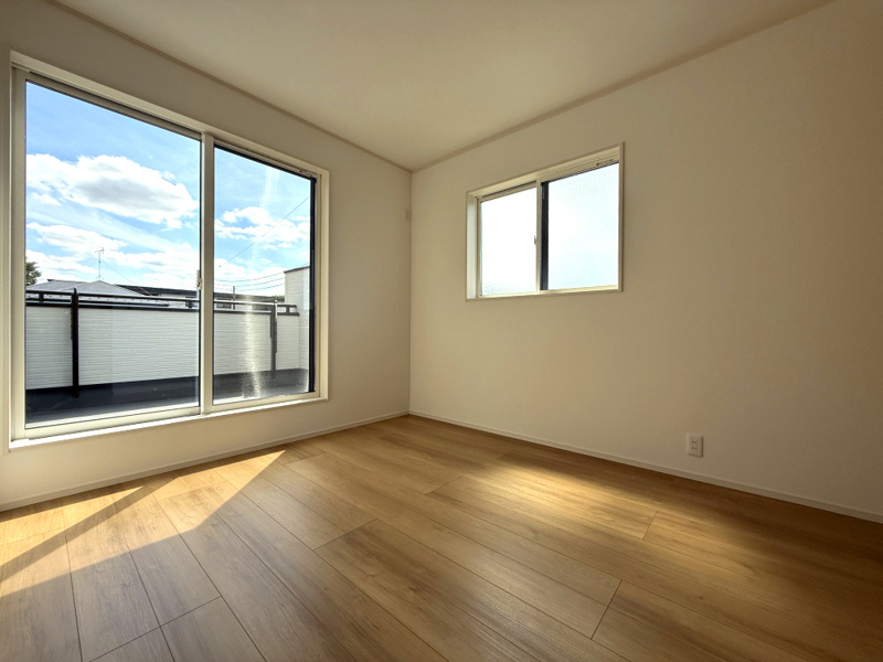 16号棟　洋室5.2帖　バルコニーに面した明るいお部屋です！寝室はもちろん、ワークスペースや趣味の空間にも最適です。