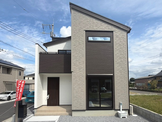 久喜市西（全28区画）16号棟　外観　白とグレーのコントラストが美しいおしゃれな外観です。ビターブラウンがアクセントの飽きのこないデザインで街並みに調和します。