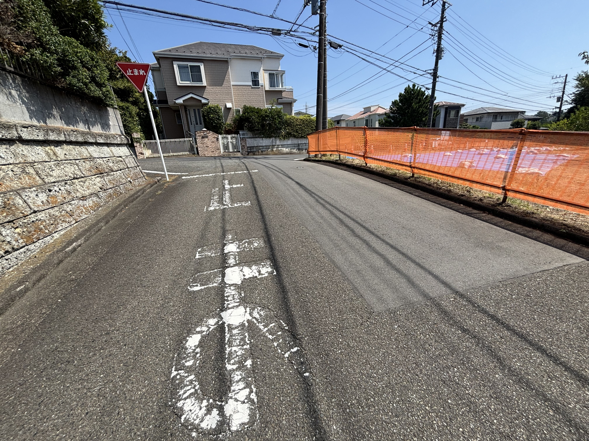 【前面道路含む現地写真】