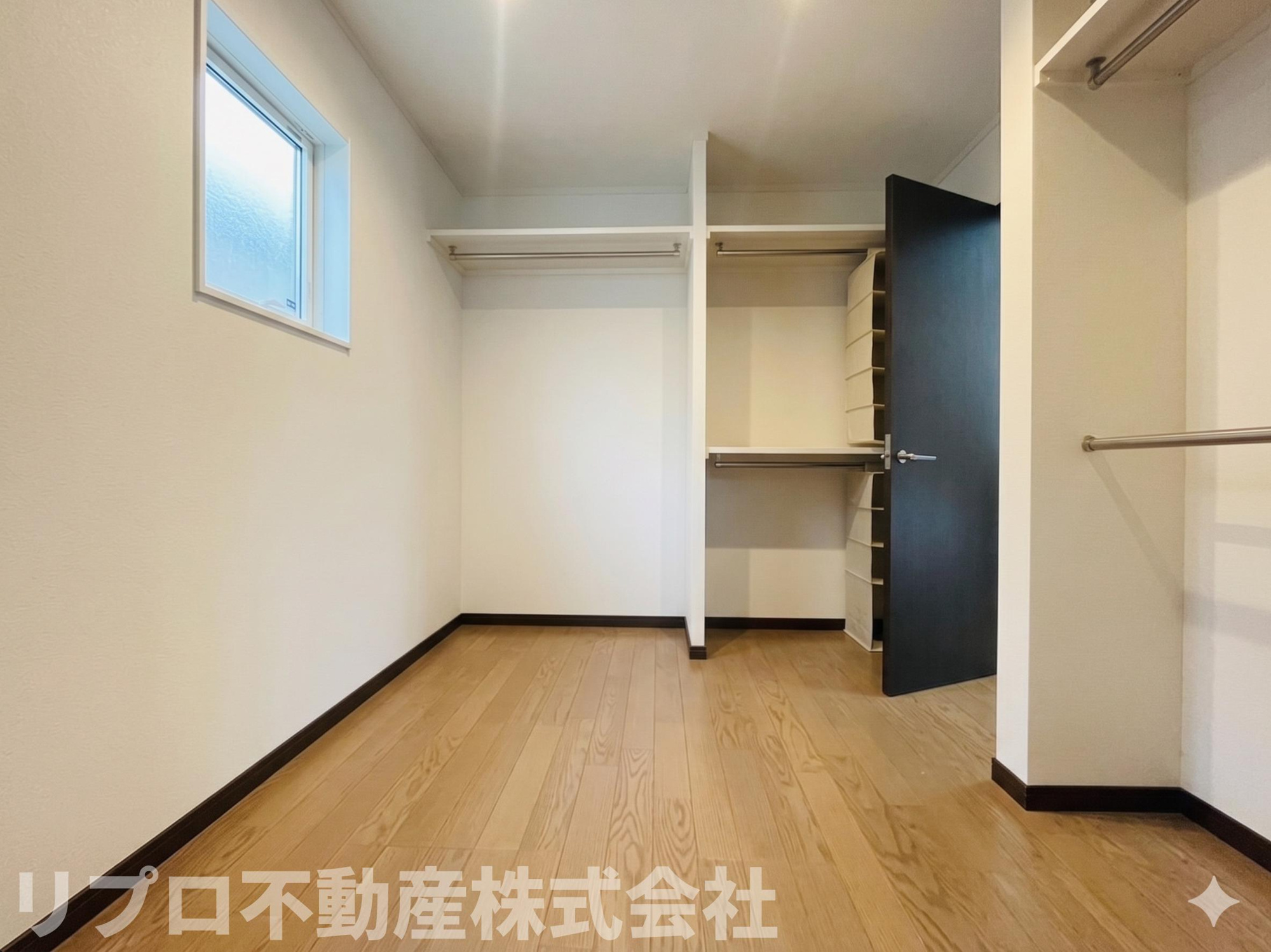 柏市小青田4丁目戸建の収納|３．５帖のWICでたっぷり収納できるので家中すっきり整頓できますね！※CG加工により家具などは消しています