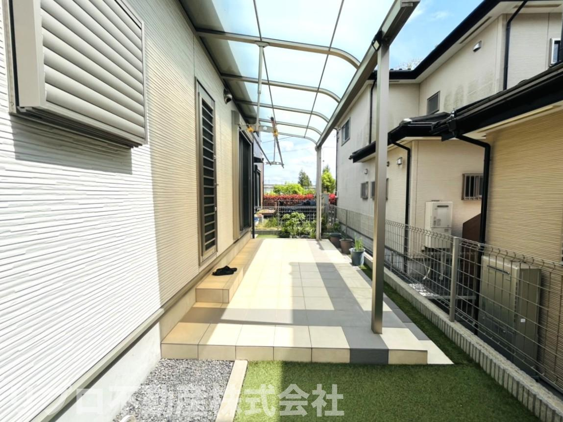 柏市小青田4丁目戸建の庭|テラスは屋根付きで急な雨も安心！お洗濯ものが良く乾きます！