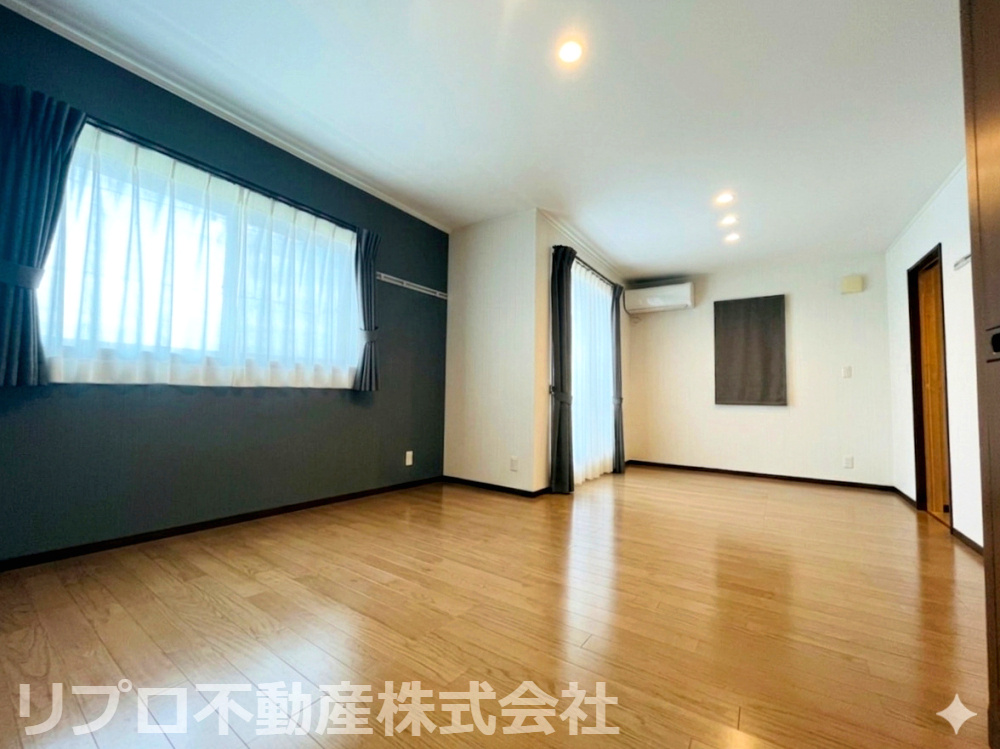 柏市小青田4丁目戸建の洋室|シックなアクセントクロスが映える、2階の主寝室！陽当たりの良いゆとりある空間です♪※CG加工により家具などを消しています