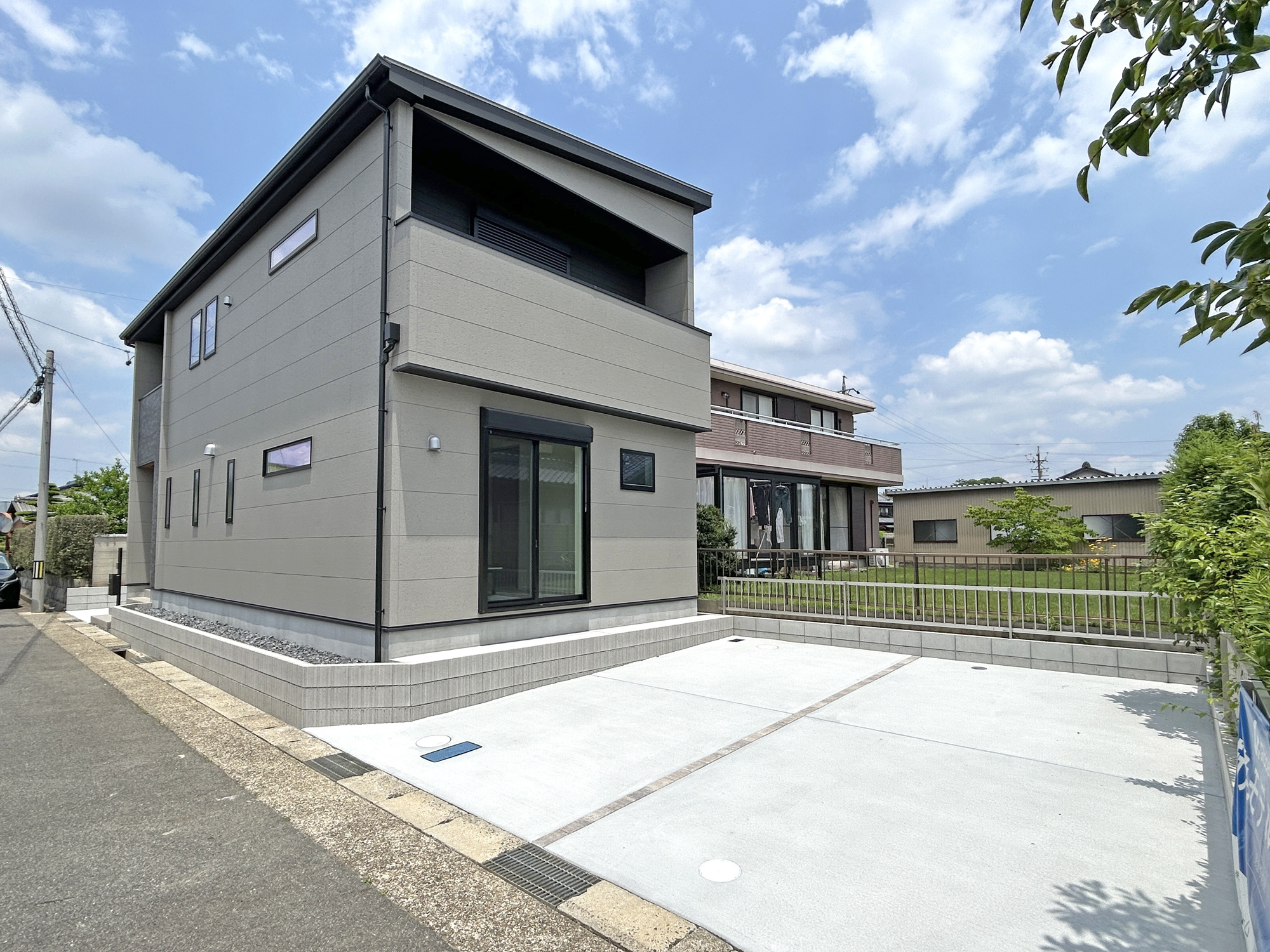 【春日井市東野町Ⅱ 限定1邸】ワイド間口×駐車3台×長期優良住宅の外観|堂々完成！建物北側に1台、南側に2台分の駐車スペースがございます！