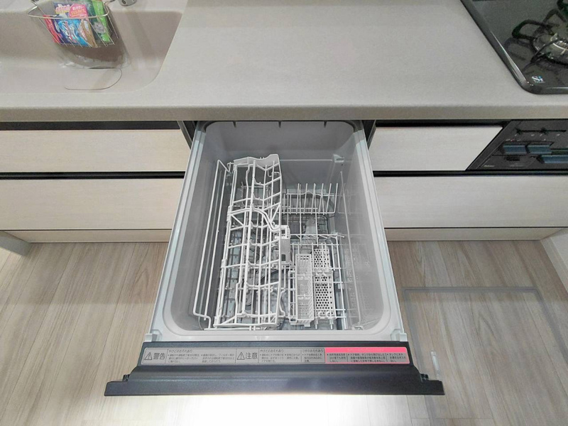 【4号棟：食洗機】キッチンと美しく一体化。手で洗うよりも節水になり、家事の負担も軽減できます。（※システムキッチン付属の設備です。各メーカーの仕様に準じます。）（2026年10月23日撮影）
