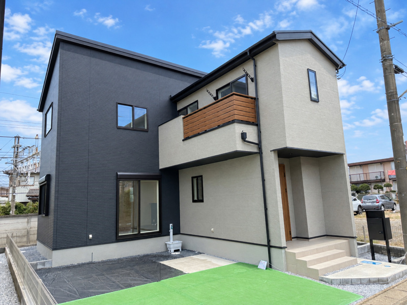 久喜市古久喜（全2区画）1号棟　外観　モノトーンを基調とし洗練された上品な外観になっております。バルコニーは幅広格子を横に配置。木調が高級感と自然な格調を感じさせます。