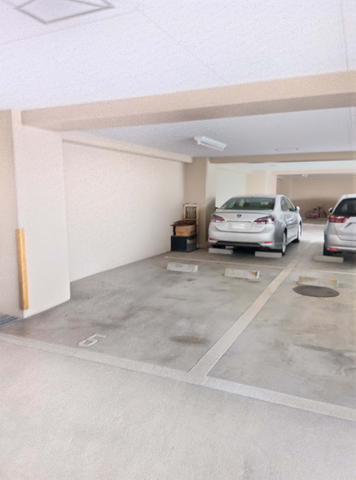 エンゼルハイム伊丹の駐車場|屋内平面駐車場付きです。ハイルーフ車も駐車可。サイズ制限が有りますので現地でご確認ください。