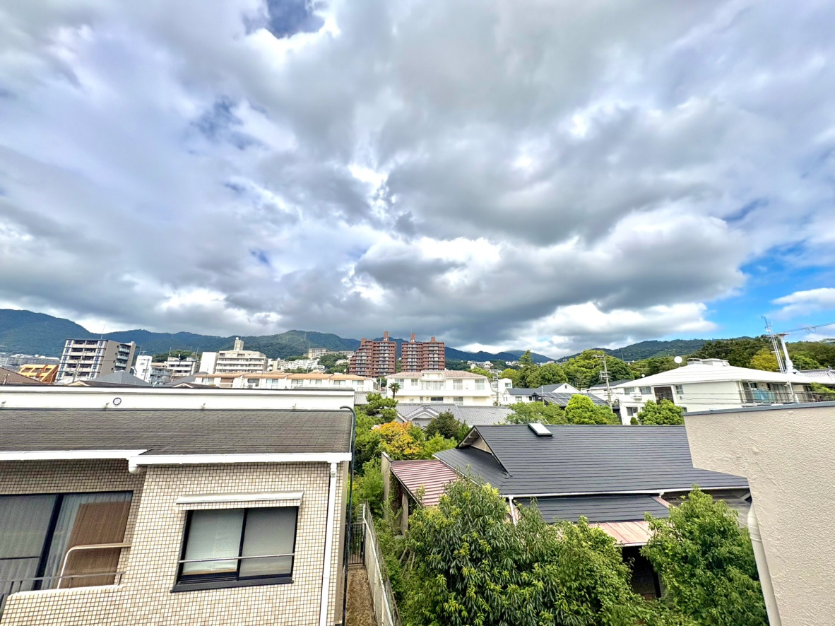 ファミーユ御影いずみの展望|バルコニーの前面を大きく遮る高層建造物がなく、遠くの山並みまで広く見渡せる開放的な眺望が魅力。室内にいながら心地よい開放感を感じられるほか、空の移り変わりを日常の中で贅沢に楽しめる住環境です。