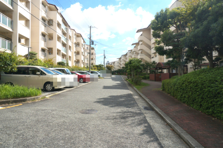 研究学園5団地525号棟の駐車場