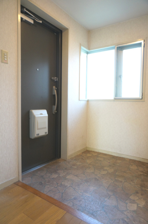 研究学園5団地525号棟の玄関