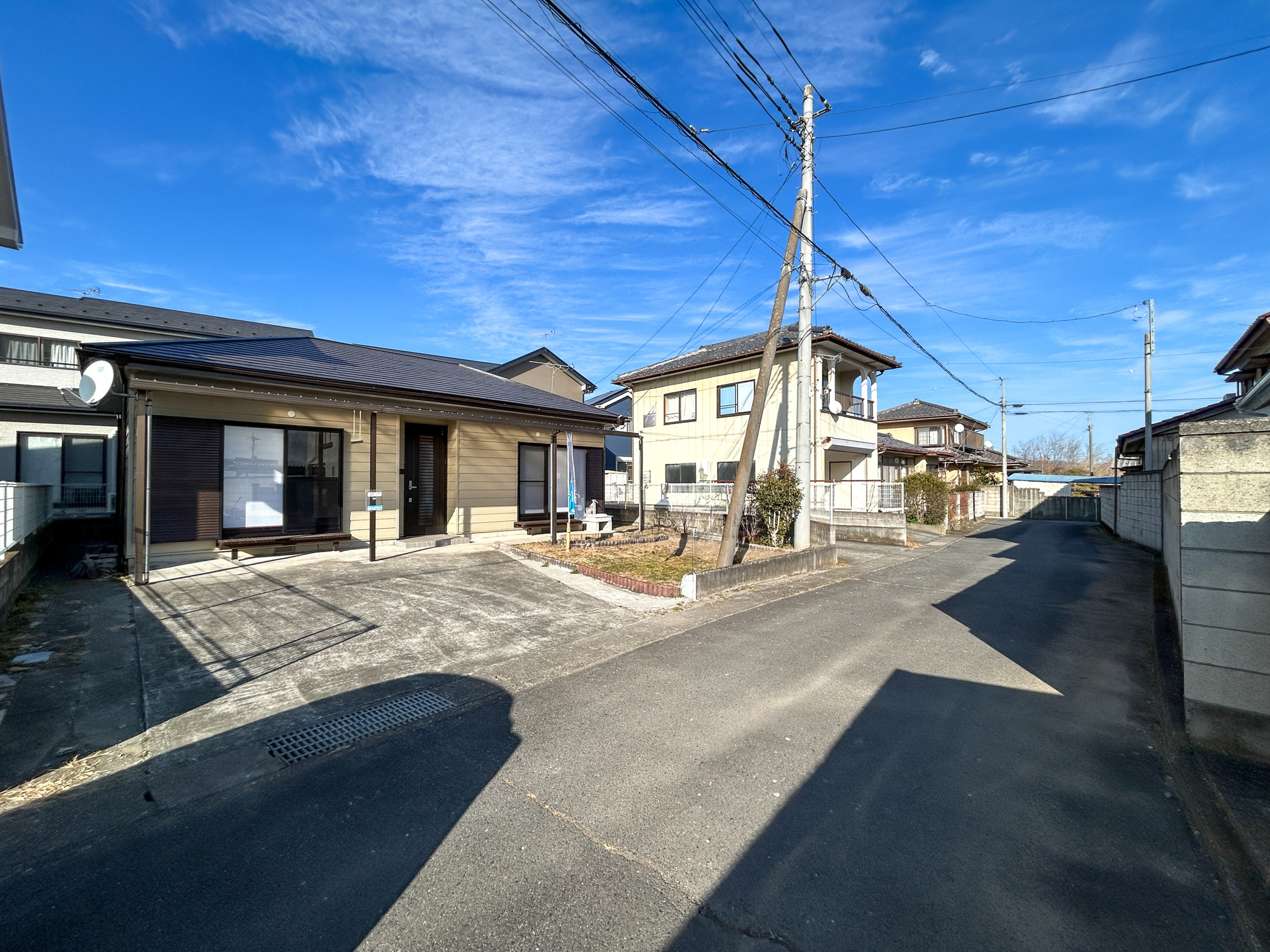 前橋市粕川町込皆戸　中古住宅の前面道路含む現地写真|閑静な住宅地で子育て家族にピッタリ。毎日のお散歩も快適な緑に恵まれたエリアで、自然に包まれた穏やかな暮らしを実現するための、ゆとりある住環境が整っています。

