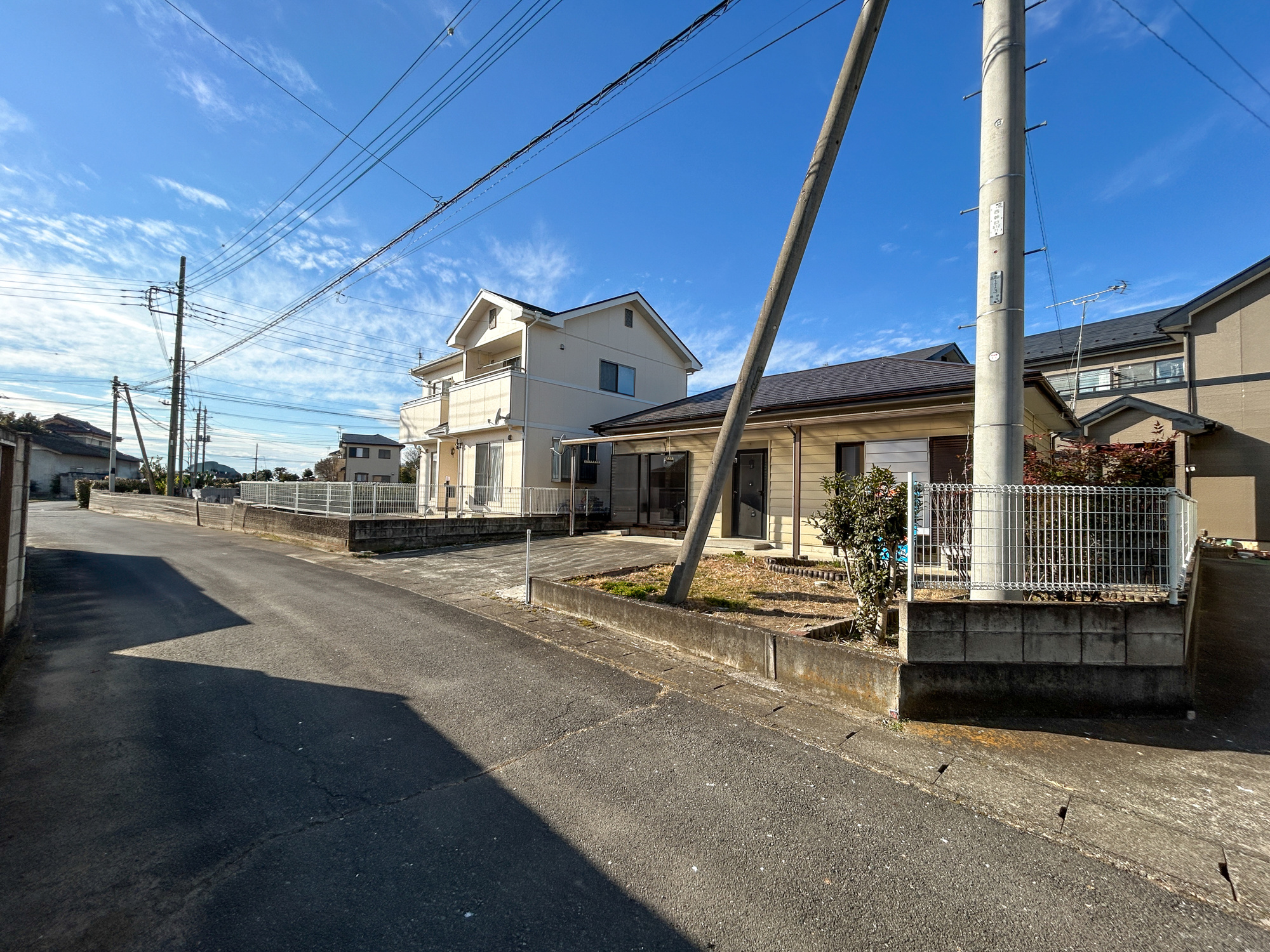 前橋市粕川町込皆戸　中古住宅の前面道路含む現地写真|低層の一戸建てを中心とした街並みが整然と続き、周辺は高い建物が建っていないので、採光や開放性に恵まれ、空が広く緑の多い閑静な趣を感じる環境です。


