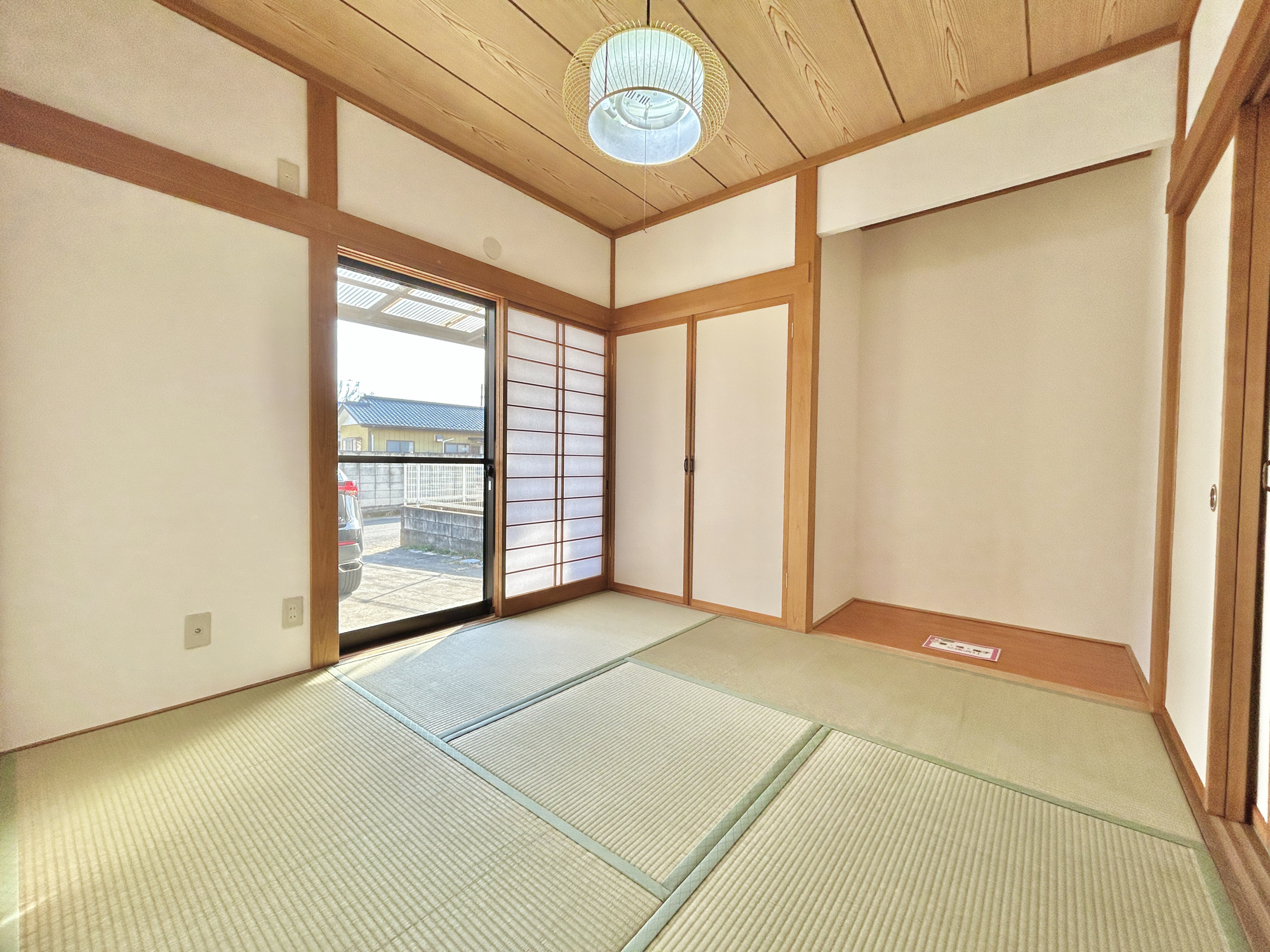 前橋市粕川町込皆戸　中古住宅の和室|南向きに大きく開いた窓からは、明るい陽射しが射し込みます。