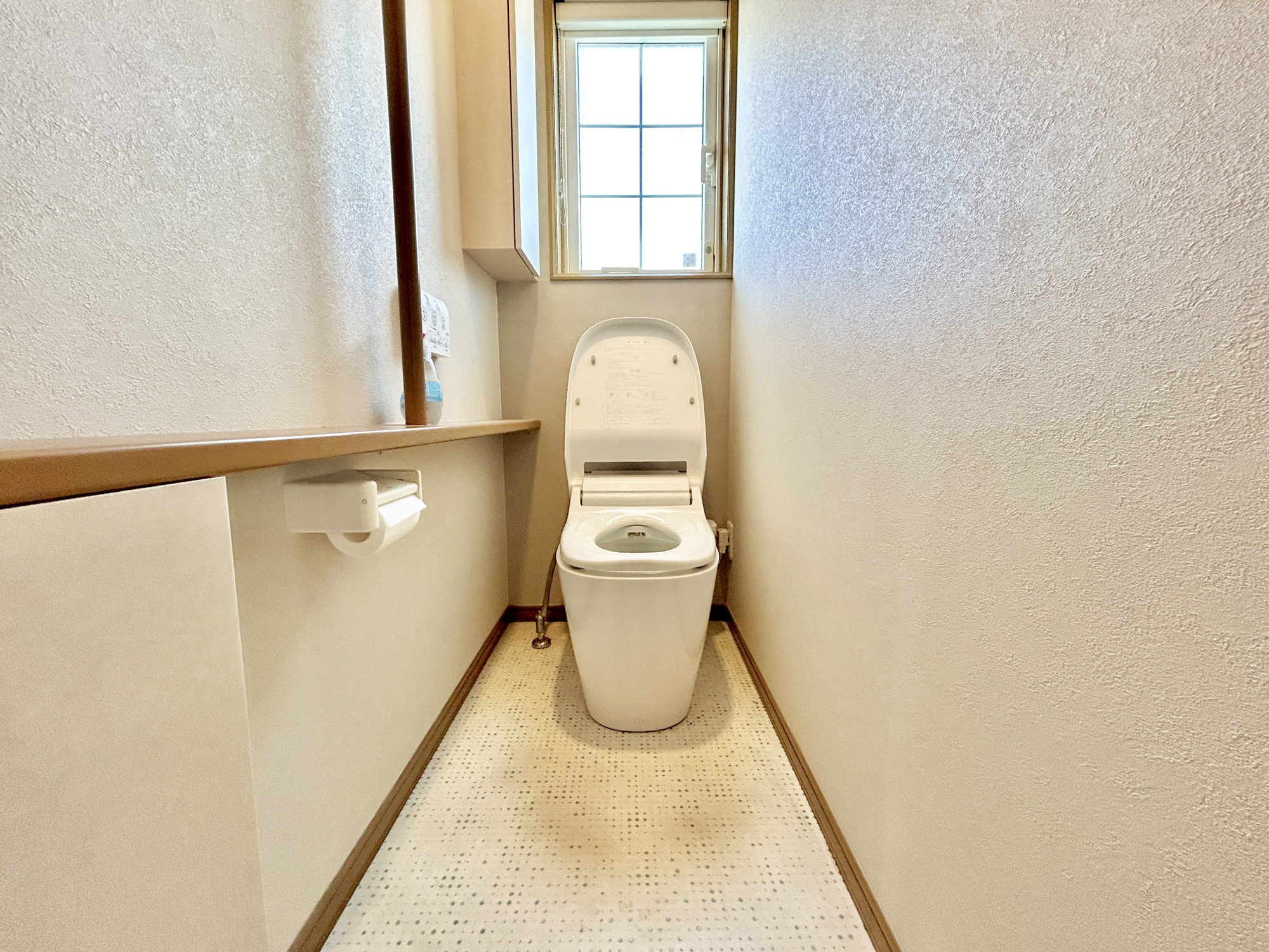 前橋市富士見町小暮　中古戸建のトイレ|節水型でエコなトイレには、今では当たり前の洗浄付き。便座を温める機能もついていて、居心地良くてトイレから出られなくなるかも！トイレ内の収納スペースも充実していて便利♪