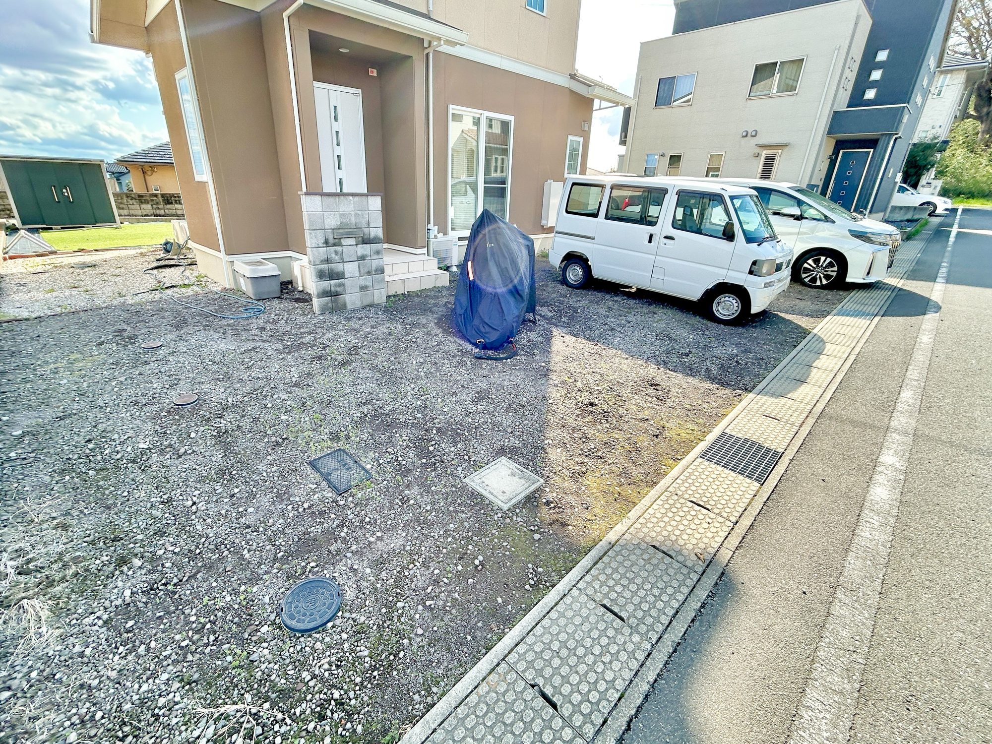 前橋市富士見町小暮　中古戸建の駐車場|砂利敷きの駐車スペースは並列で３台以上駐車可能！急な来客にも対応できます♪