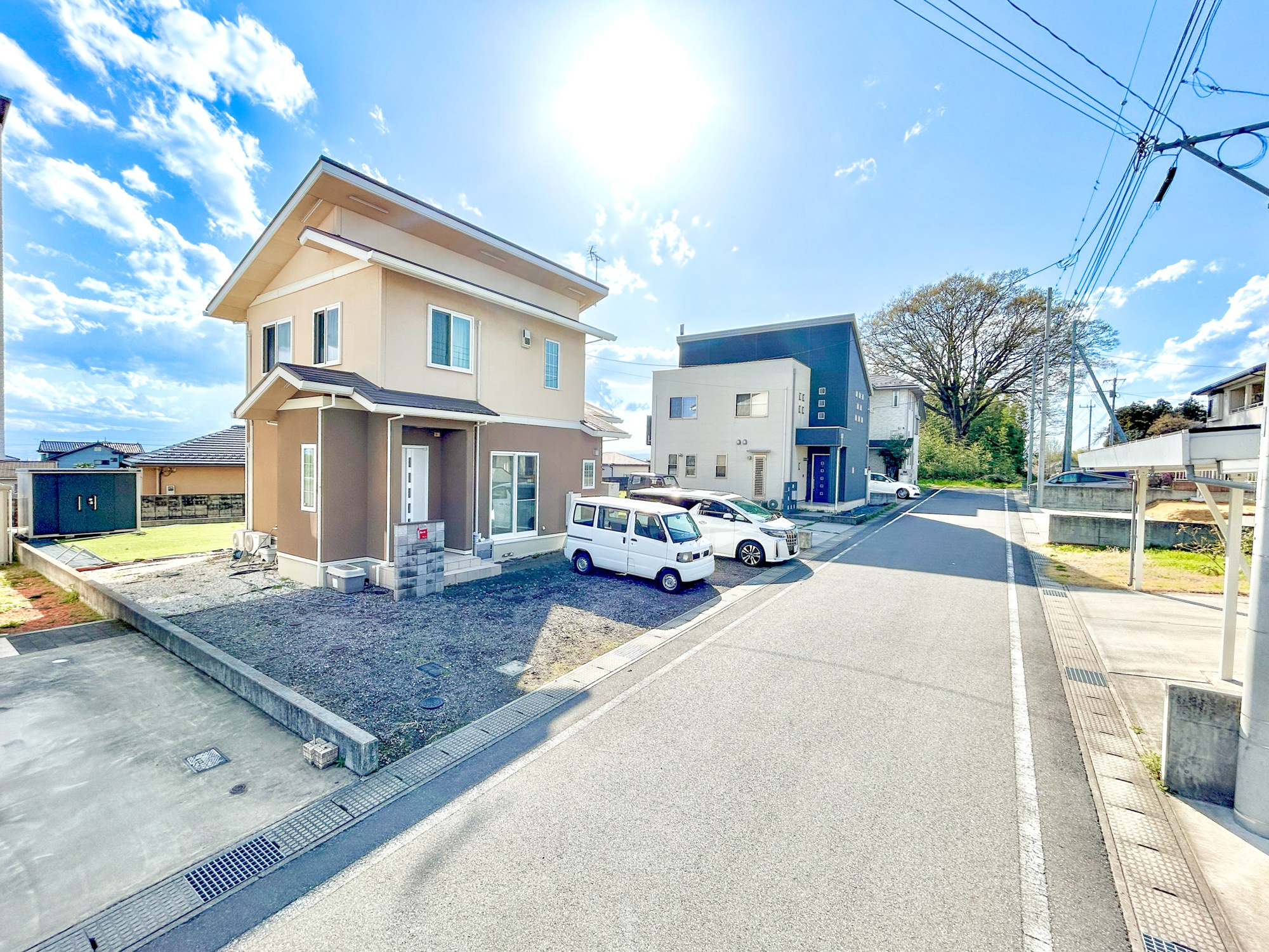 前橋市富士見町小暮　中古戸建の前面道路含む現地写真|前面広々6ｍ道路！間口も広く駐車も楽々ですね♪