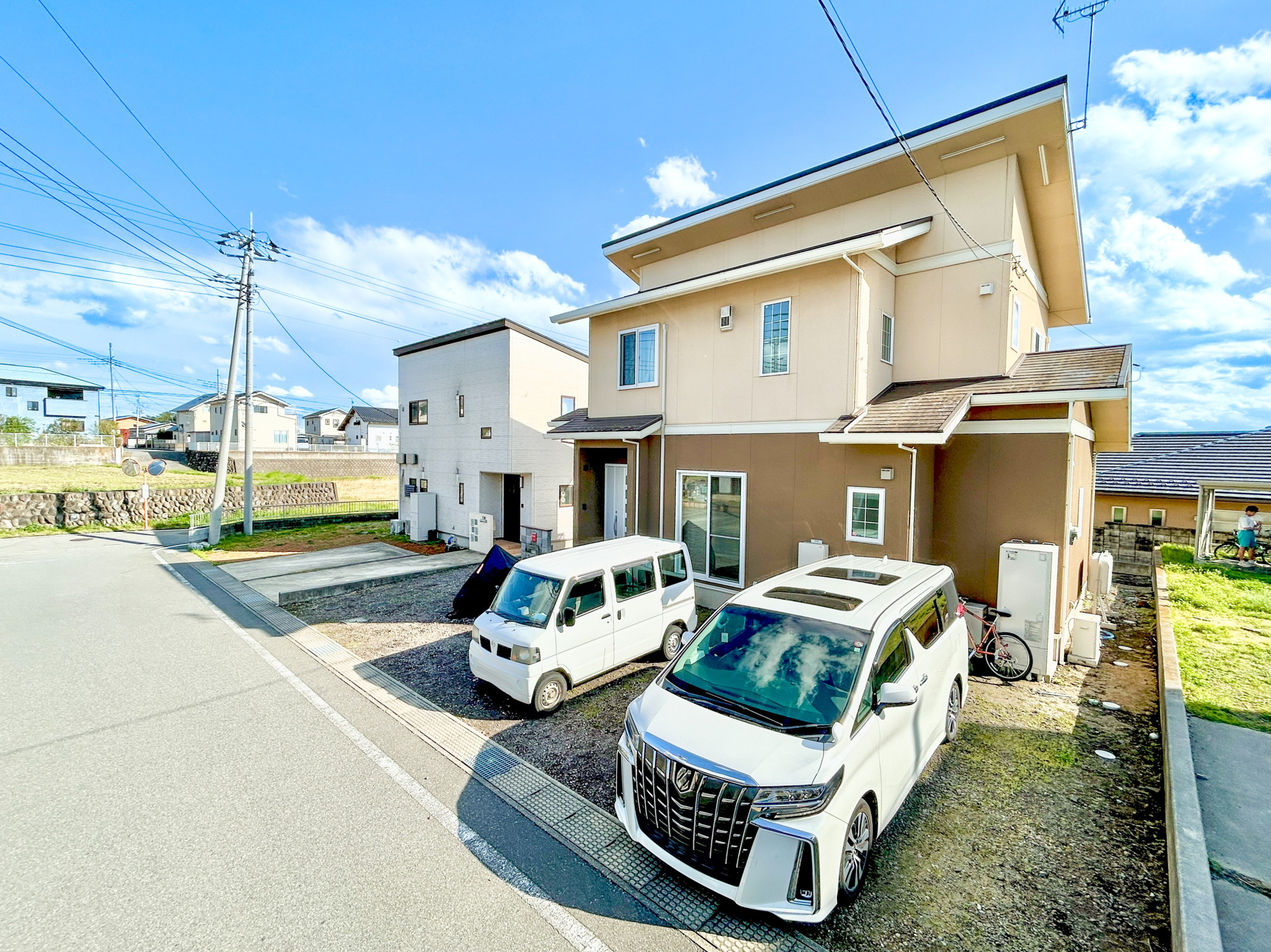 前橋市富士見町小暮　中古戸建の前面道路含む現地写真|低層の一戸建てを中心とした街並みが整然と続き、周辺は高い建物が建っていないので、採光や開放性に恵まれ、空が広く緑の多い閑静な趣を感じる環境です。