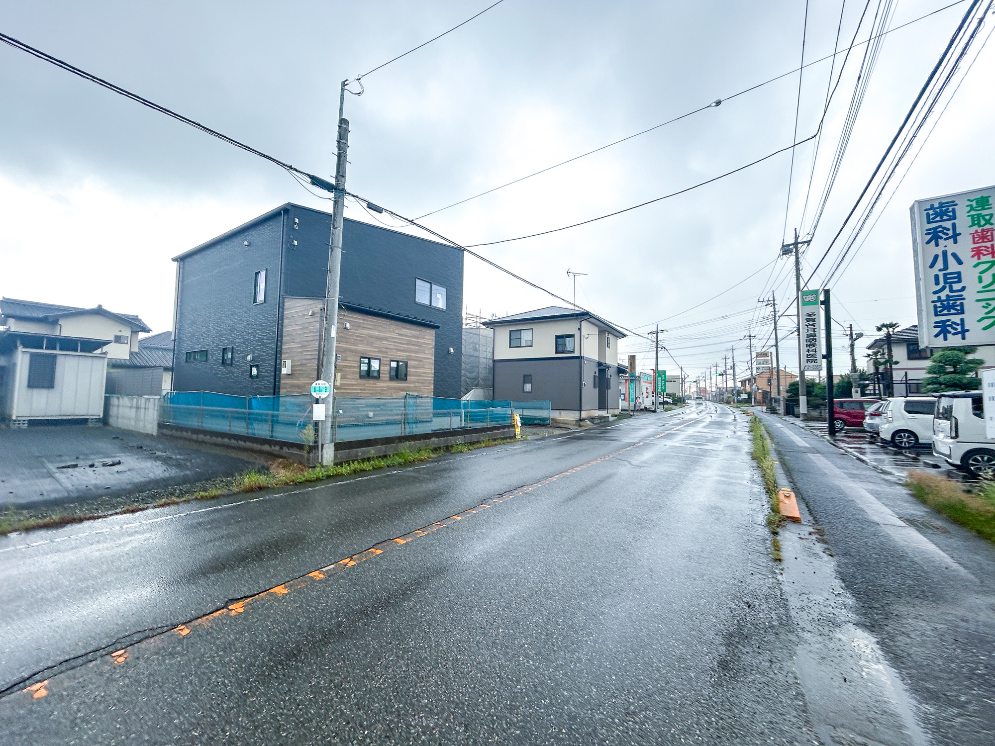 伊勢崎市連取元町第4期　新築住宅全3棟の前面道路含む現地写真|低層の一戸建てを中心とした街並みが整然と続き、周辺は高い建物が建っていないので、採光や開放性に恵まれ、空が広く緑の多い閑静な趣を感じる環境です。

