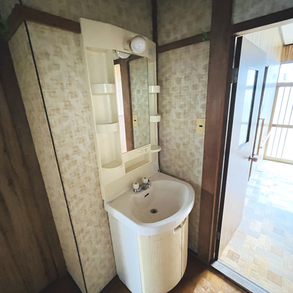 登別市若草町5丁目28-10　中古住宅の独立洗面台