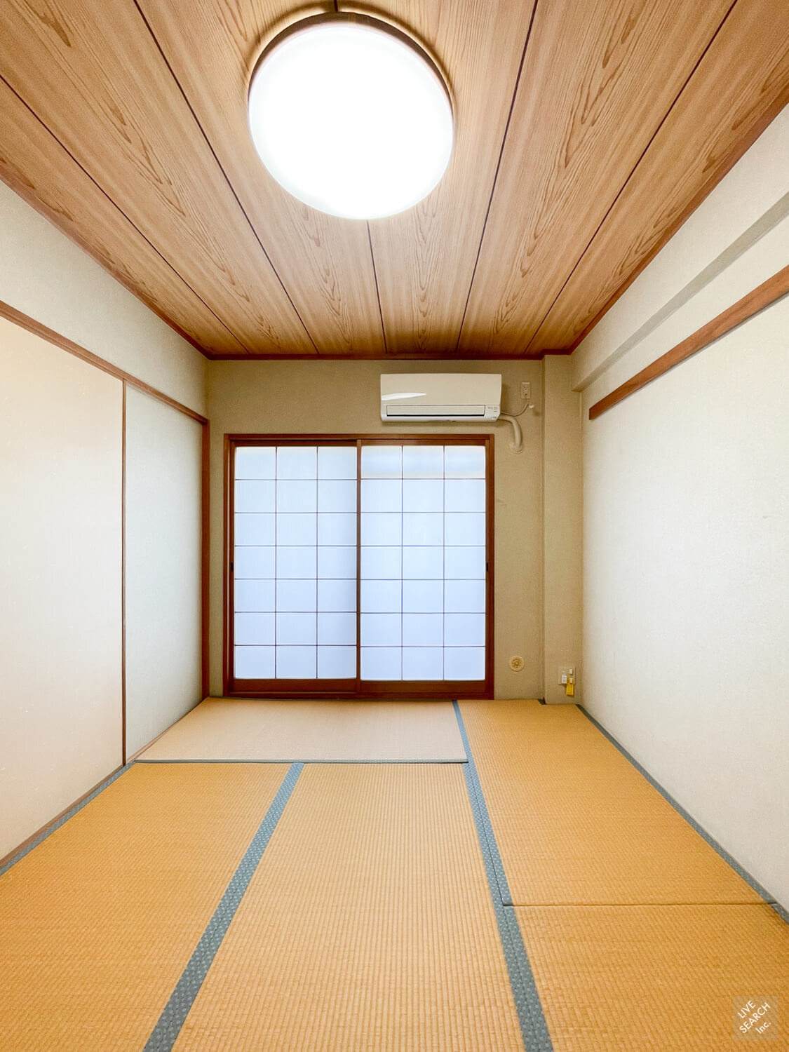 芦屋コンチェルトの和室|和室約６帖。押入れには天袋もついております。
南向きで陽当り良好