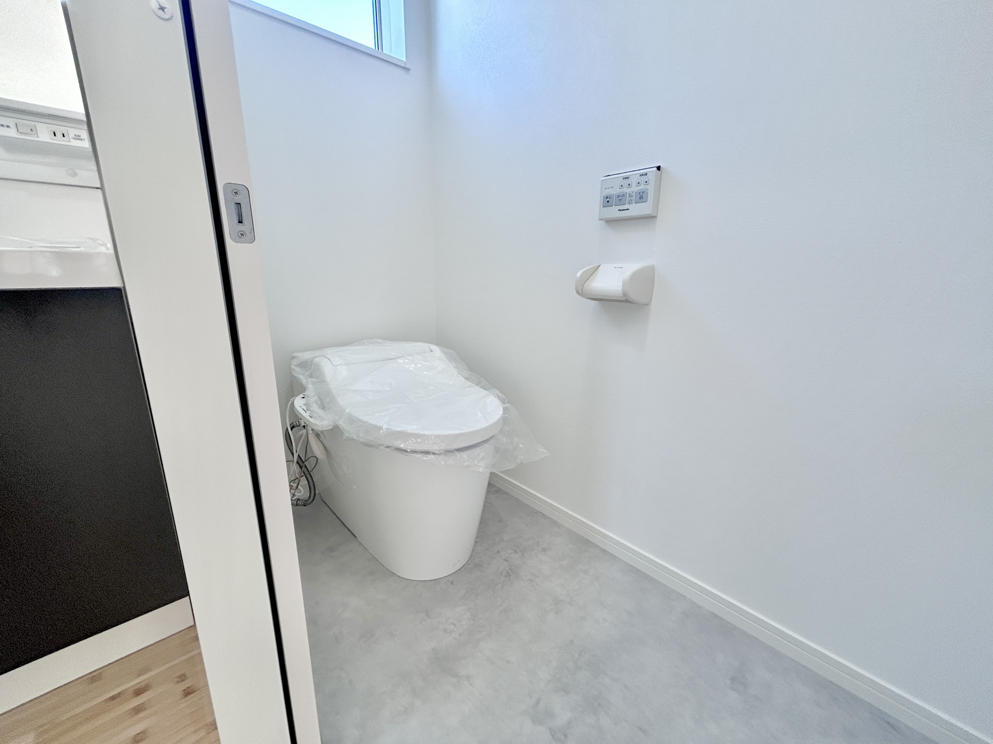 前橋市富士見町原之郷　新築住宅全2棟のトイレ|節水型でエコなトイレには、今では当たり前の洗浄付き。便座を温める機能もついていて、居心地良くてトイレから出られなくなるかも！換気用に換気扇はもちろん、窓も着いているので常に快適ですね♪