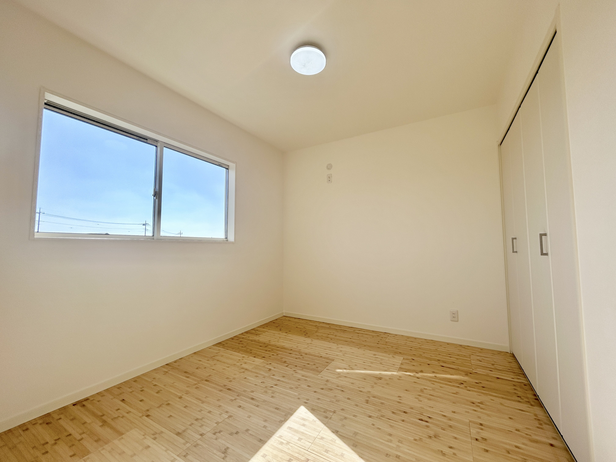 前橋市富士見町原之郷　新築住宅全2棟の子供部屋|家族一人ひとりの大切なプライベート空間。趣味に合わせて使って頂けるようシンプルに仕上げてあります。暮らし心地を大きく左右する収納を、適材適所に配置し使い勝手を考慮しました。