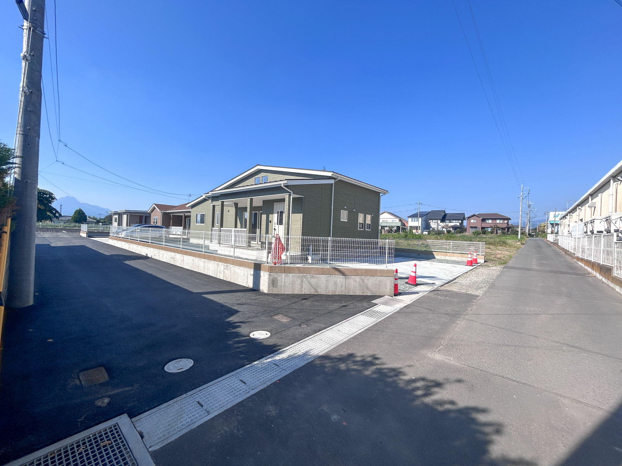 前橋市富士見町原之郷　新築住宅全2棟の前面道路含む現地写真|低層の一戸建てを中心とした街並みが整然と続き、周辺は高い建物が建っていないので、採光や開放性に恵まれ、空が広く緑の多い閑静な趣を感じる環境です。