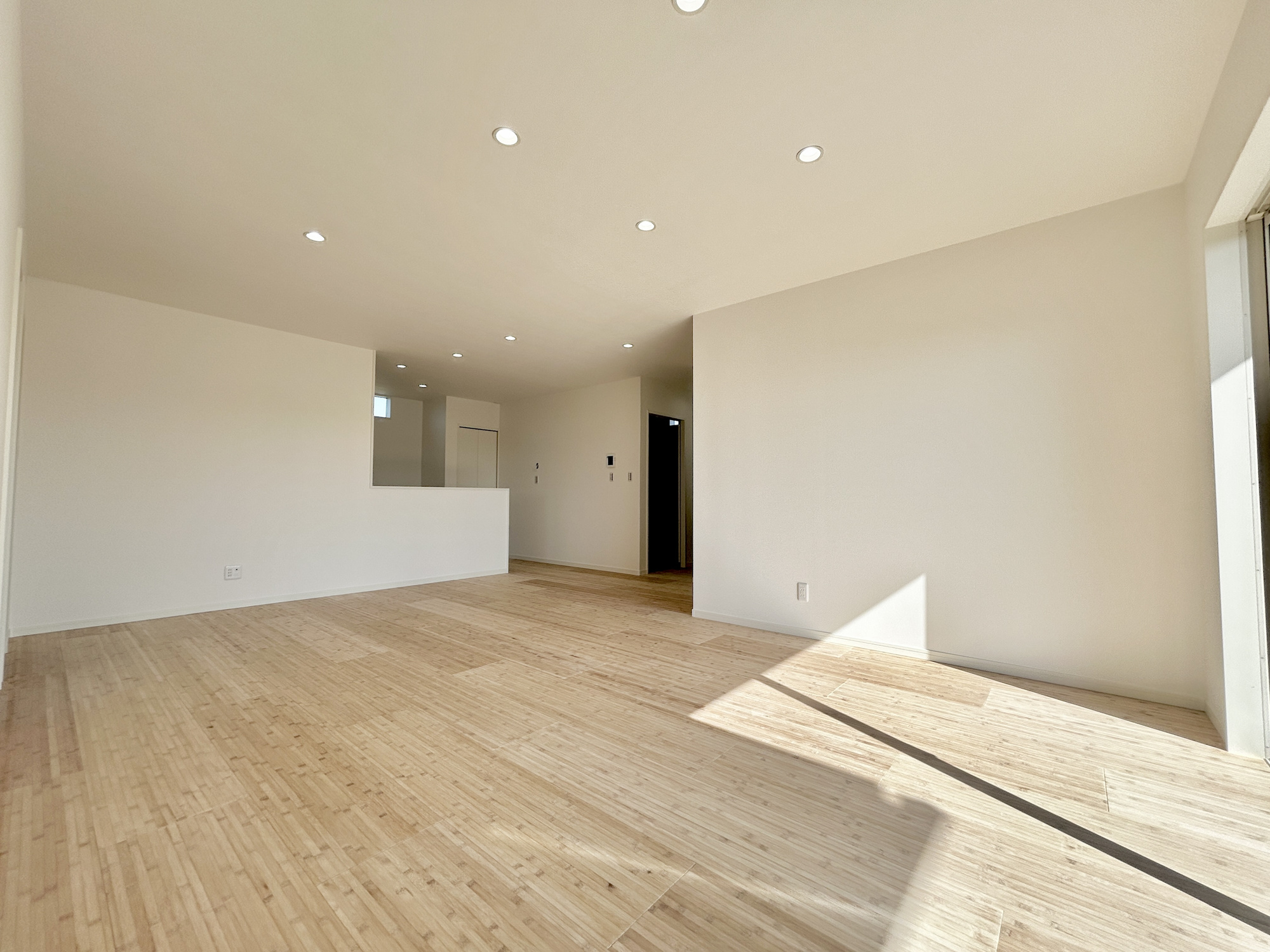 前橋市富士見町原之郷　新築住宅全2棟の居間・リビング|オープンな空間を生み出す、こだわりの広がりとゆとり。家族と過ごす時間を大切にしたい方にぴったりの明るくゆとりある住空間です。窓からの日差しがリビングの隅々までしっかりと届きます！ 