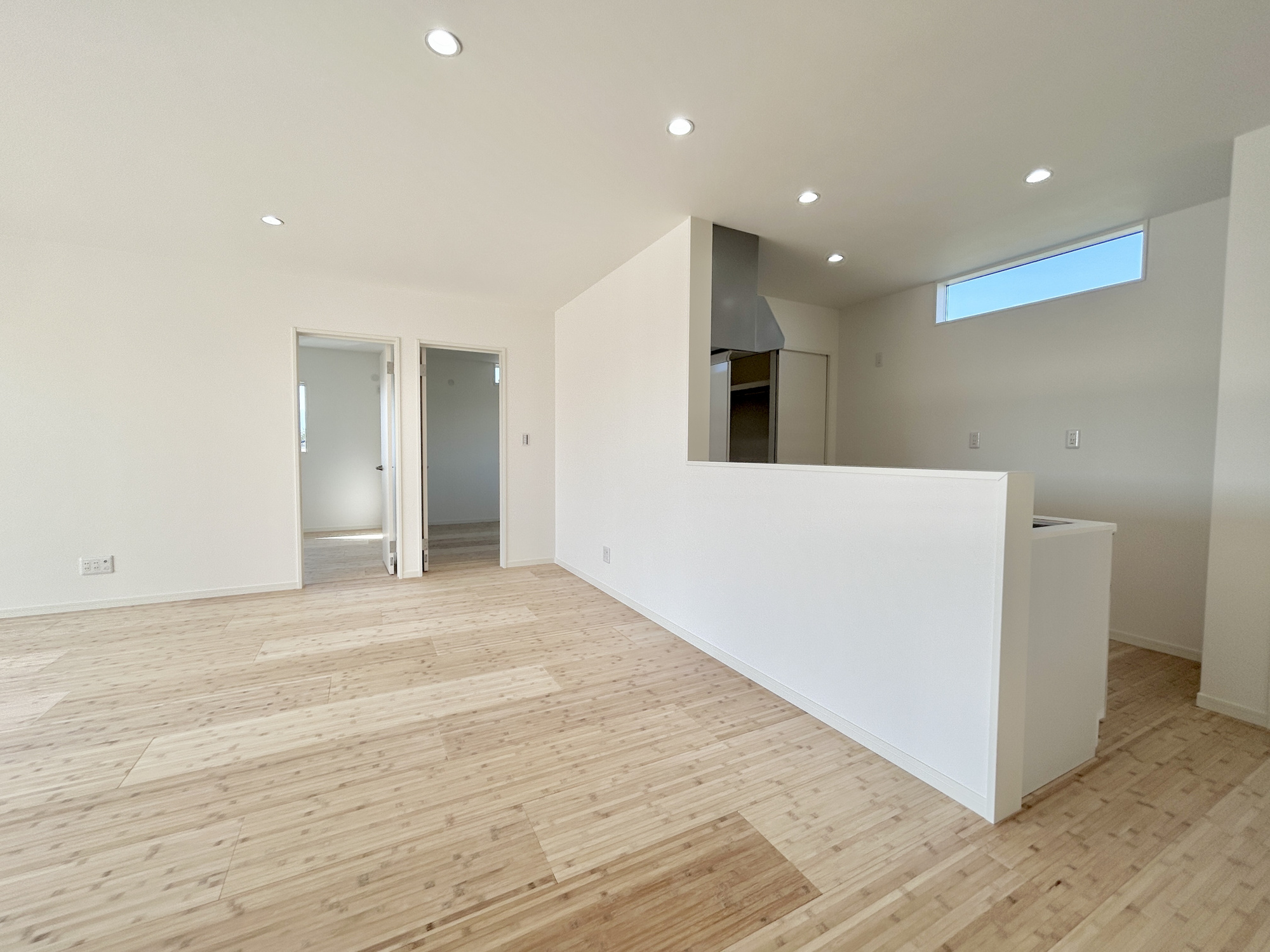 前橋市富士見町原之郷　新築住宅全2棟の居間・リビング|ここにはみんなが集い、食事と楽しい会話が始まる。話に夢中になりすぎて、ついつい時を忘れてしまう。そんな束の間の幸せを感じさせてくれる場所。
