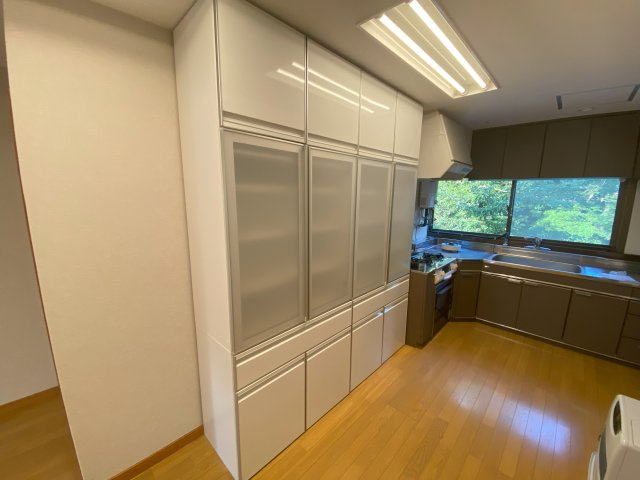 仙石高原マンションのその他|食器棚は収納力豊富です。