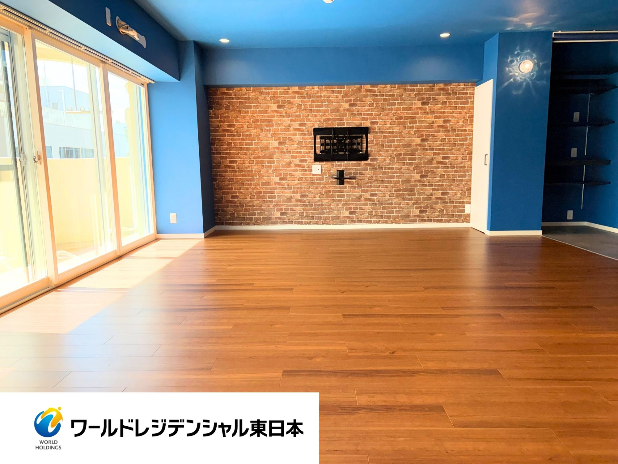 勾当台ハイツの居間・リビング|アクセントクロスが空間に彩りを添えるリビングダイニング