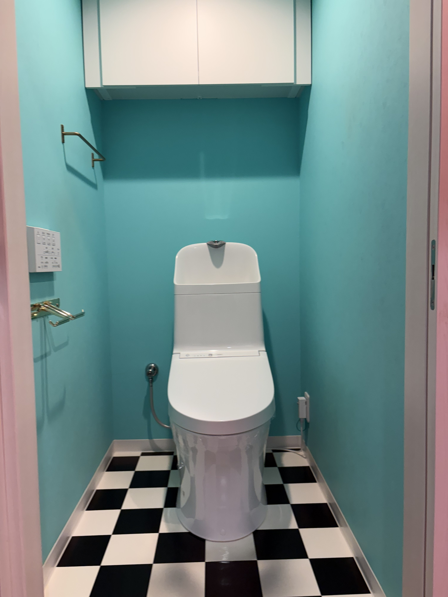 勾当台ハイツのトイレ|トイレットペーパーや掃除用品を収納できる吊戸棚付き！