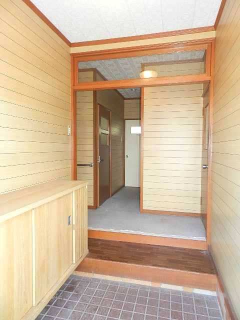 登別市登別本町3丁目15-8　中古住宅の玄関