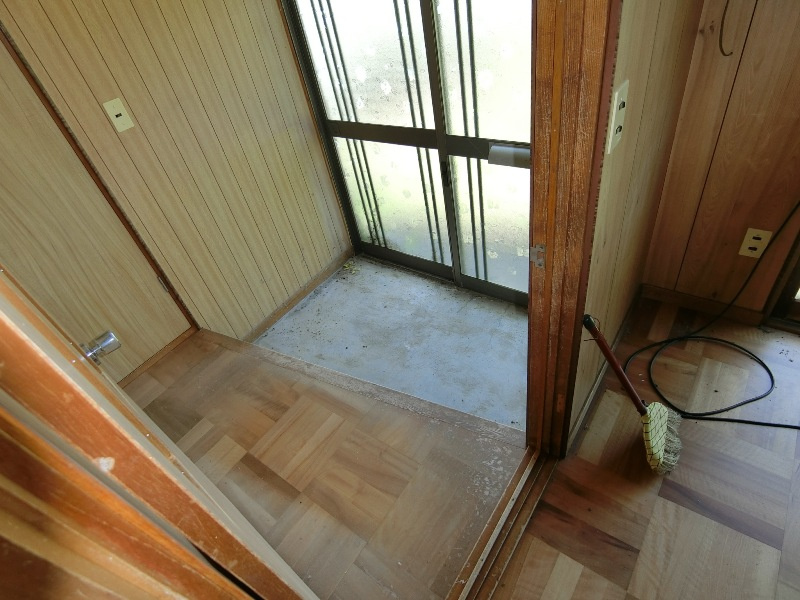 登別市美園町6丁目48-5　中古住宅の玄関