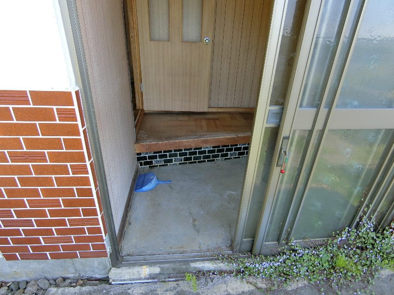 登別市美園町6丁目48-5　中古住宅の玄関