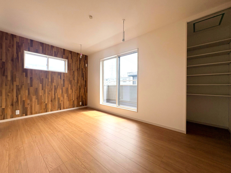 7.5帖のゆとりある洋室は、主寝室としても使いやすい落ち着いた空間。ベッドや家具を置いてもゆとりがあり、毎日の疲れをゆっくり癒せる快適なプライベートルームです。