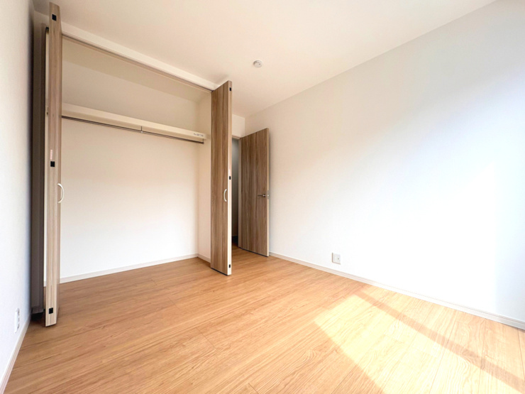 5.2帖の洋室は、寝室や子ども部屋など幅広い用途に対応できる使いやすい空間。家具を配置しやすく、暮らしに合わせたコーディネートを楽しめる、落ち着きのあるプライベートルームです。