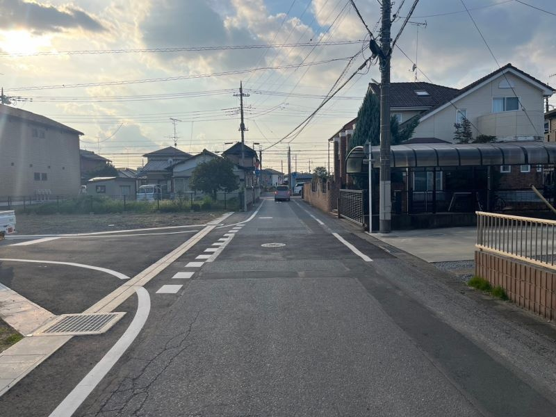 【館林市西美園町　全6区画】　
分譲地入り口の道路を東から撮影しました。
