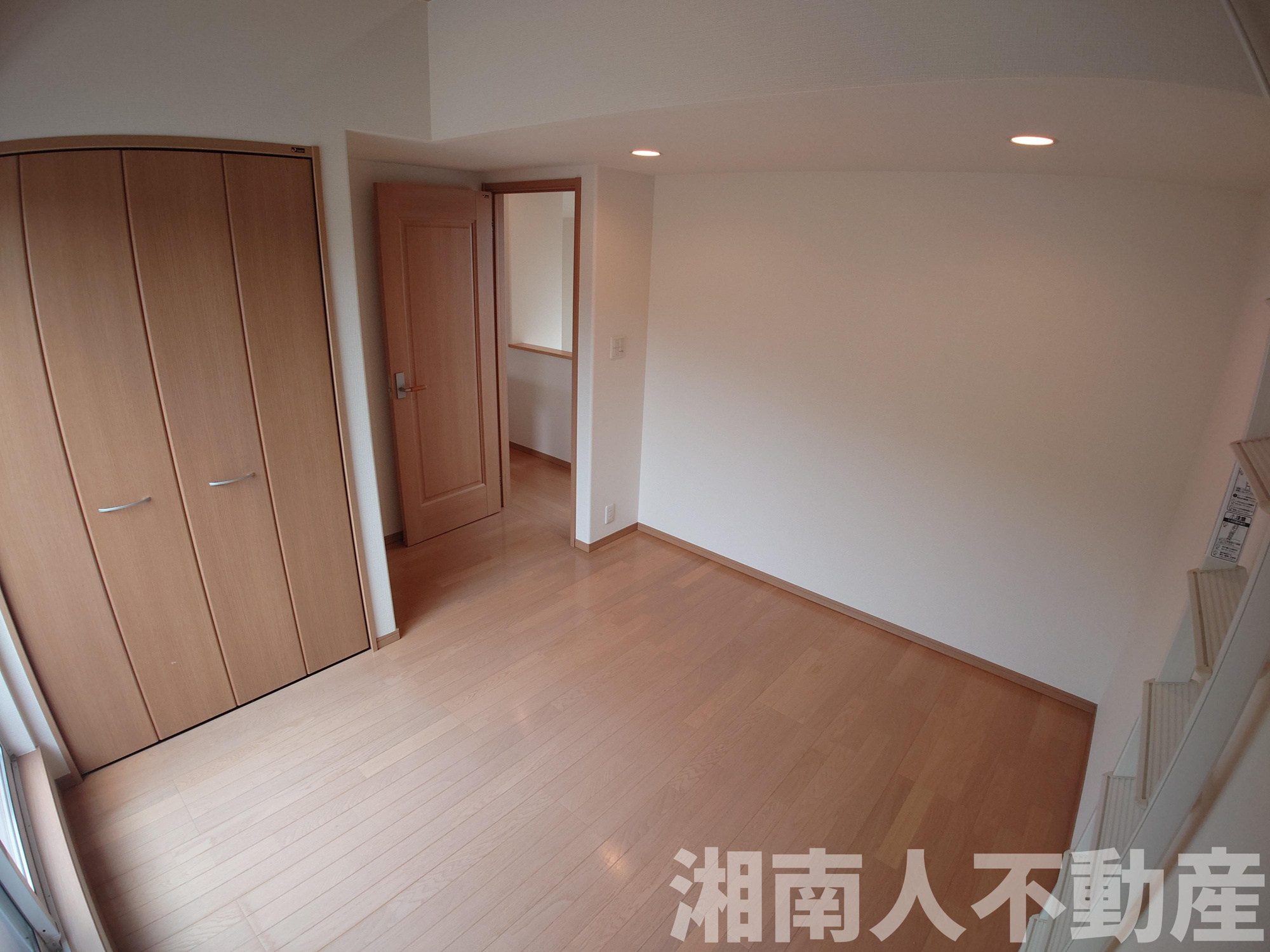 平塚市めぐみが丘1丁目　中古戸建の洋室|明るい洋室です