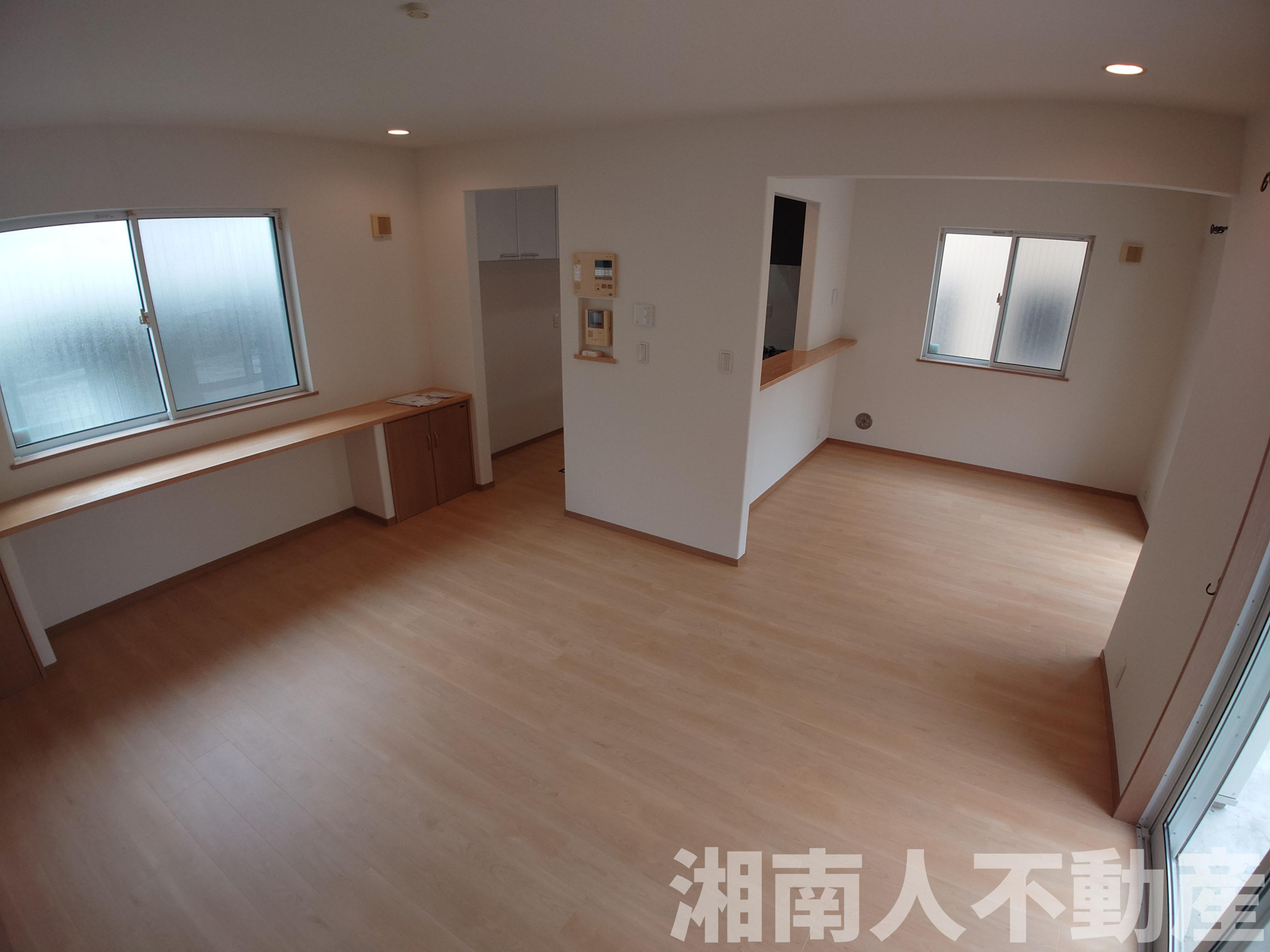 平塚市めぐみが丘1丁目　中古戸建の居間・リビング|使いやすいリビングです