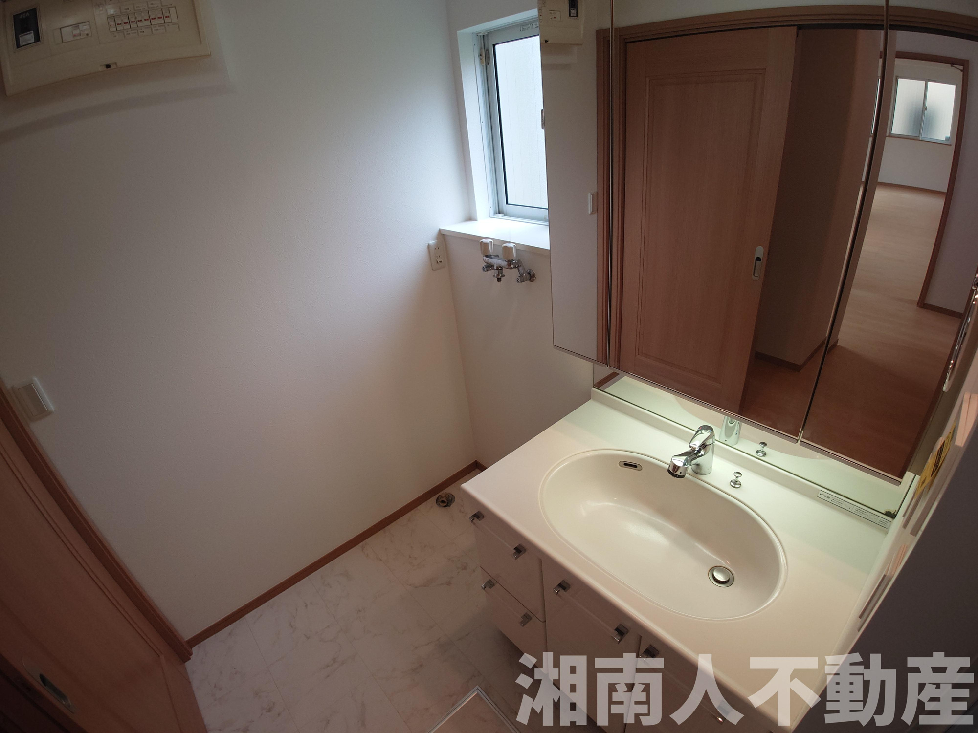平塚市めぐみが丘1丁目　中古戸建の独立洗面台|朝の支度にも助かる、独立の洗髪洗面化粧台