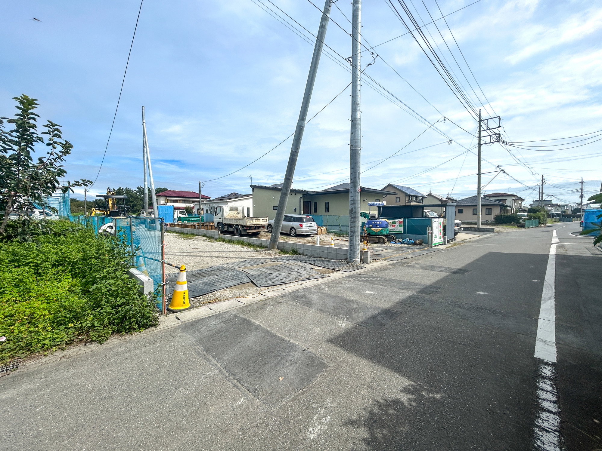 玉村町板井2期　新築住宅全4棟の前面道路含む現地写真|閑静な住宅地で子育て家族にピッタリ。毎日のお散歩も快適な緑に恵まれたエリアで、自然に包まれた穏やかな暮らしを実現するための、ゆとりある住環境が整っています。

